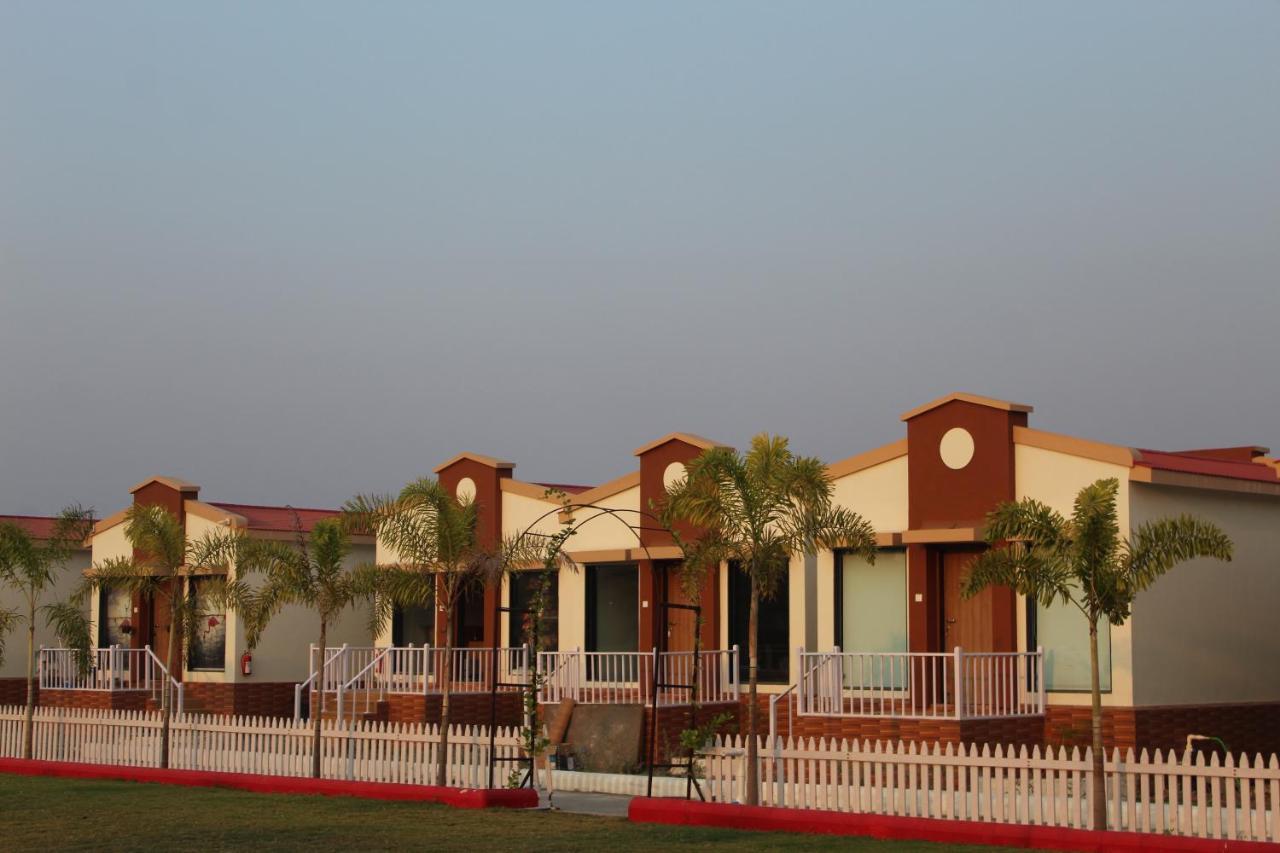 Flamingo Club And Resort Una 3 Km Away From Diu Check Post Buitenkant foto
