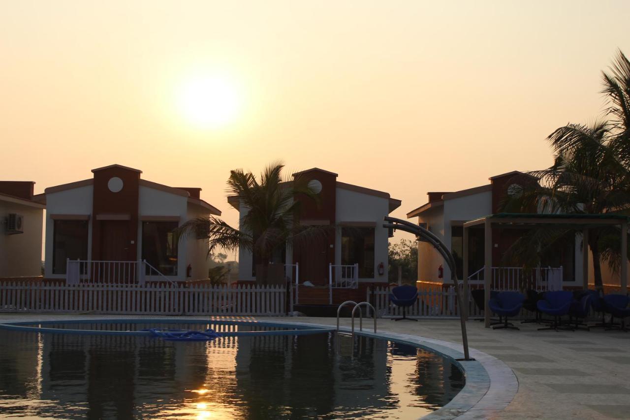 Flamingo Club And Resort Una 3 Km Away From Diu Check Post Buitenkant foto