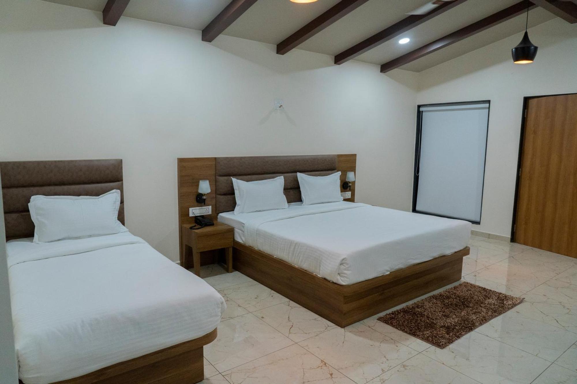Flamingo Club And Resort Una 3 Km Away From Diu Check Post Buitenkant foto